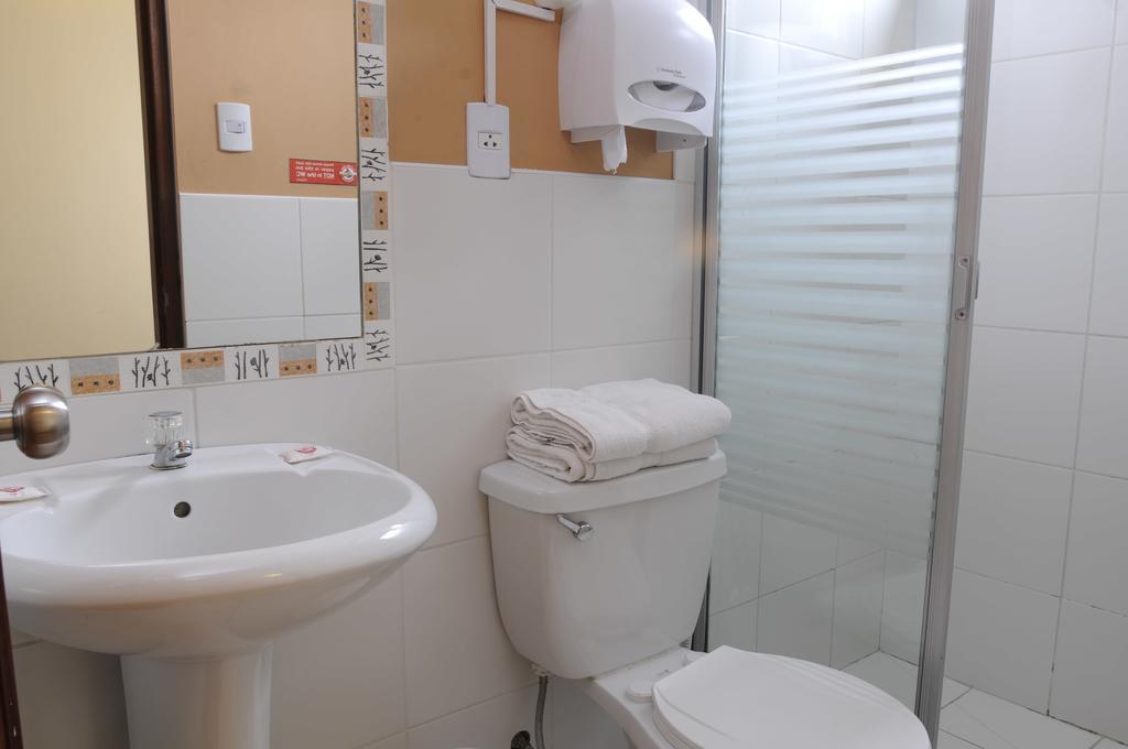 Flying Dog Hostel Лима Екстериор снимка