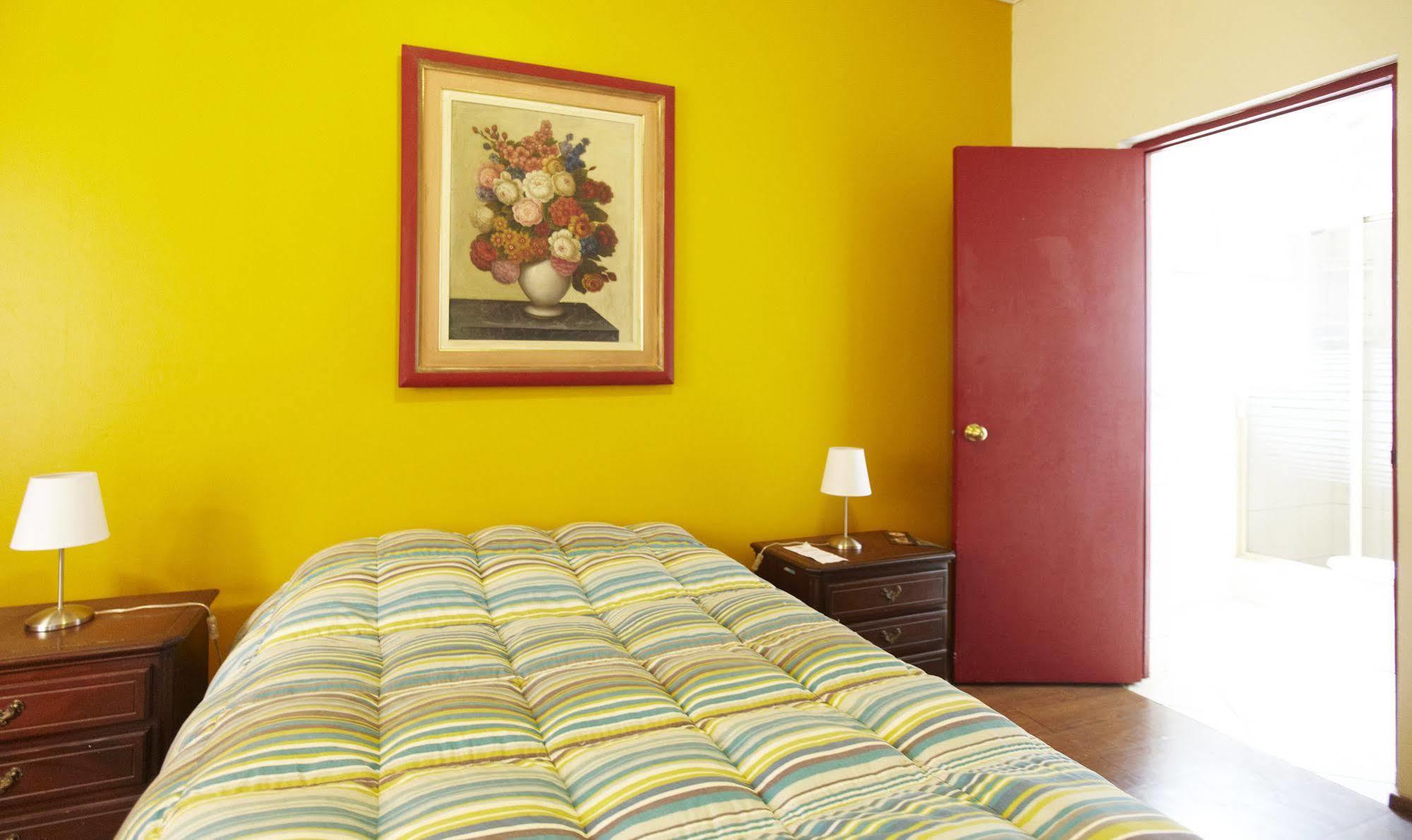 Flying Dog Hostel Лима Екстериор снимка