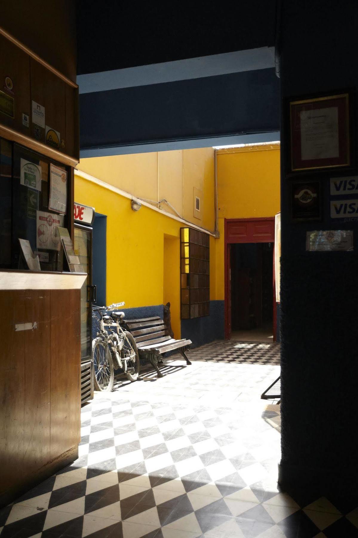 Flying Dog Hostel Лима Екстериор снимка